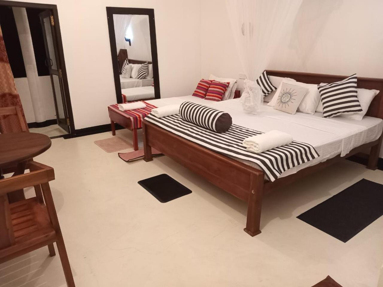 Little Villa Guest House Ahangama Bagian luar foto